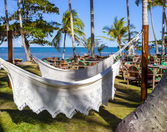 Hotel decorado con hamacas